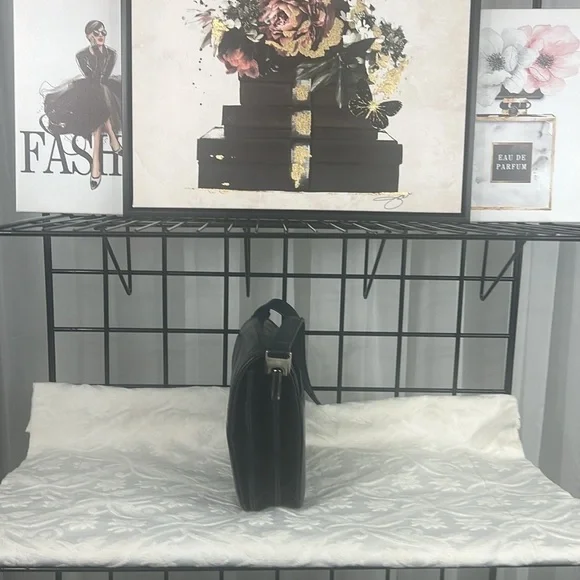 EUC VINTAGE NAVY LEATHER SHOULDER BAG WITH SHINY GOLD HARDWARE. Adjustable Strap - Picture 3 of 11